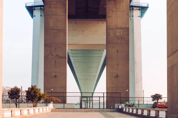 Leere Asphaltstraße Der Innenstadt Der Modernen Stadt Unter Der Brücke — Stockfoto