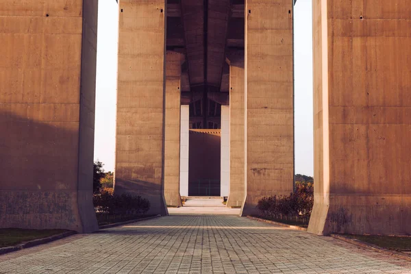 Leere Asphaltstraße Der Innenstadt Der Modernen Stadt Unter Der Brücke — Stockfoto