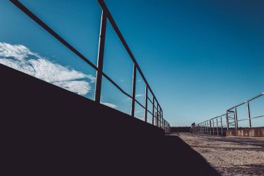 Denizde ve gökyüzünde bir iskele. Yüksek kalite fotoğraf