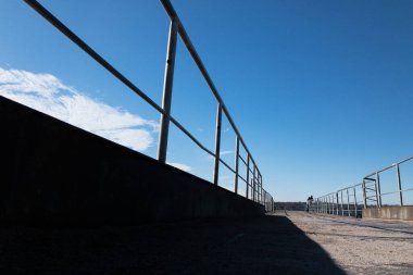 Denizde ve gökyüzünde bir iskele. Yüksek kalite fotoğraf