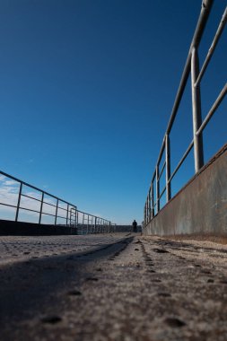 Denizde ve gökyüzünde bir iskele. Yüksek kalite fotoğraf