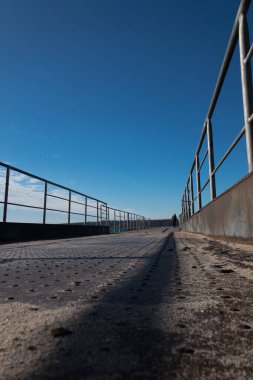 Denizde ve gökyüzünde bir iskele. Yüksek kalite fotoğraf