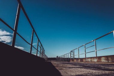 Denizde ve gökyüzünde bir iskele. Yüksek kalite fotoğraf