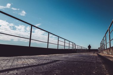 Denizde ve gökyüzünde bir iskele. Yüksek kalite fotoğraf