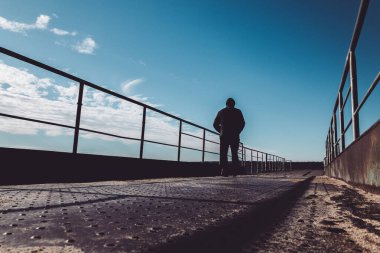 Denizde ve gökyüzünde bir iskele