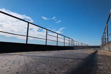 Denizde ve gökyüzünde bir iskele