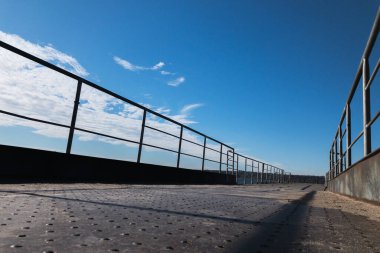 Denizde ve gökyüzünde bir iskele