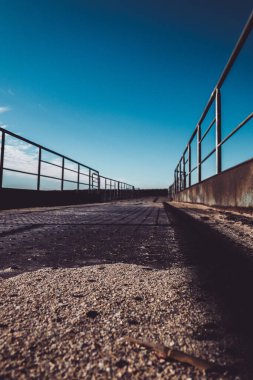 Denizde ve gökyüzünde bir iskele