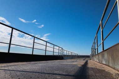 Denizde ve gökyüzünde bir iskele