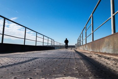 Denizde ve gökyüzünde bir iskele