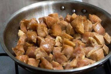 Mutfakta tavada tavuk eti.