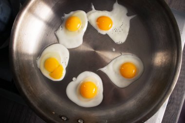 Profesyonel tavada beş bıldırcın yumurtası..