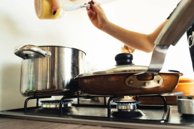 Mutfakta çalışan kadınlar sos ekliyor.