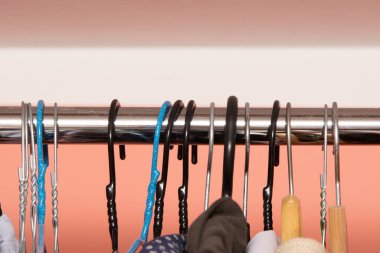 Metroda farklı askılar asılı..