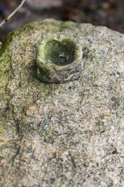 Kayanın Üzerinde Yosunlu Kil Çömlek — Stok fotoğraf