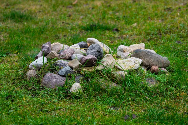 Högen Med Stenar Som Odlas Gräset — Stockfoto