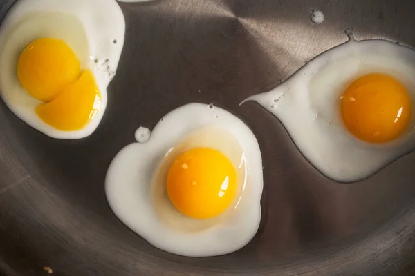 Три Перепелиных Яйца Профессиональная Сковорода — стоковое фото