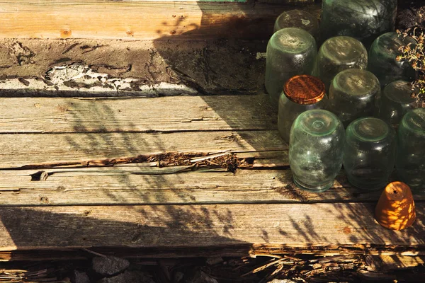 Üzerinde Eski Kavanozlar Olan Çürük Bir Veranda — Stok fotoğraf