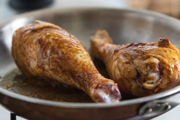 Smaklig Och Hemvuxen Och Stekt Kycklingben Bild Tagen Från Sidan — Stockfoto