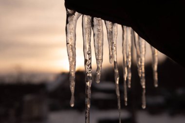 İçinde baloncuk ve arkasında güneş olan buz saçağı. Güzel buz saçağı.