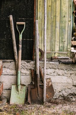 Bahçe aksesuarları depolanmış. Eski ve paslı bahçe aletleri.