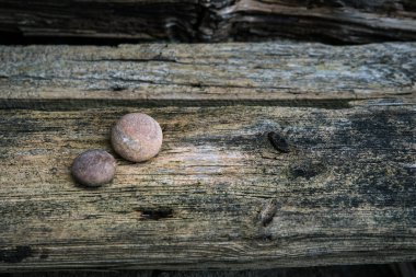 İçinde iki güzel taş olan eski tahta tahtalar..