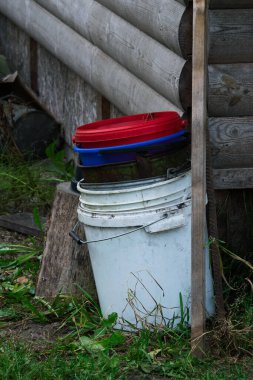 Kova yığını. Kova kova. Eski kovalar.