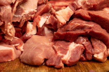 Taze kesilmiş domuz pirzolası. Domuzun nasıl düzgün kesileceğini. Domuzların nasıl doğranacağını.