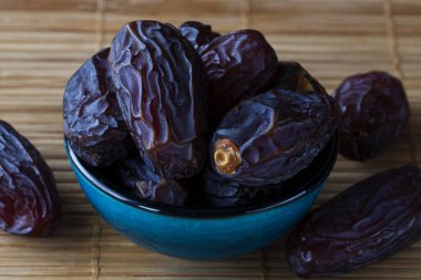 Bambu arka planında mavi bir plaka ile tarihler