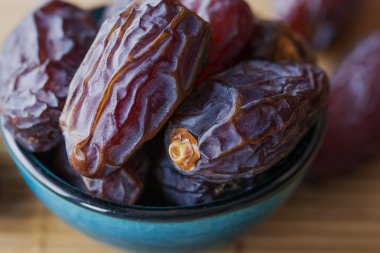 bir bambu arka plan makrosu üzerinde mavi bir plaka içinde tarihler 