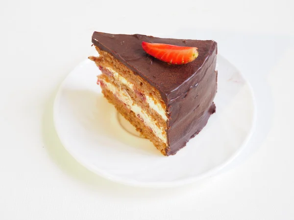 Gâteau au chocolat en couches avec tranche de fraise — Photo