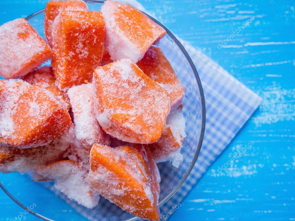 Заморовкк тыквы на зиму. Заморозка тыквы на зиму в морозилке домашних условиях. Замороженная тыква кусочками. Морозят ли тыкву на зиму в морозилке. Хранение разрезанной тыквы заморозка.