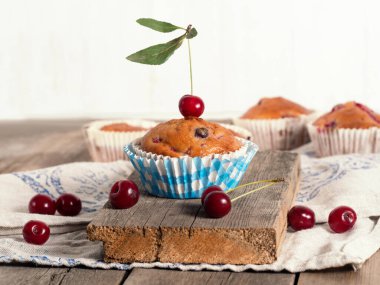 Köy ahşap bir masada taze böğürtlenli taze vişneli kekler.