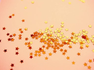 Pembe arka planda altın yıldızlar parıldıyor. Şenlikli bayram, parlak zemin