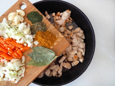 Tahta üzerinde sebzeli lezzetli tavuk güveci için malzemeler.