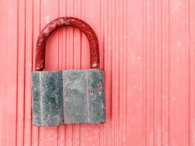 Pembe ahşap bir duvarda kilitlenmiş eski bir kırsal kilit. Korumaya erişim kavramı
