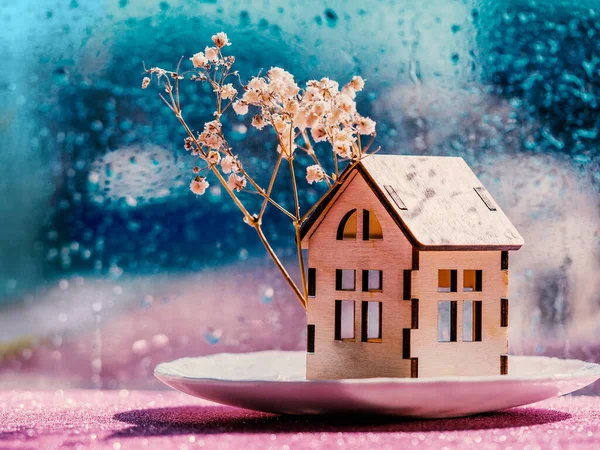 Modelo Casa Madera Con Flores Árbol Contra Una Ventana Lluviosa — Foto de Stock