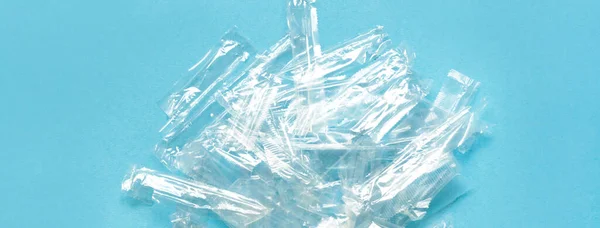 Συσκευασία Από Διαφανές Πλαστικό Περιτύλιγμα Σκουπιδιών Μπλε Φόντο Κάτοψη Πολλών — Φωτογραφία Αρχείου