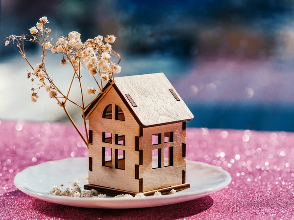 Modelo Casa Madera Con Flores Árbol Contra Una Ventana Lluviosa — Foto de Stock