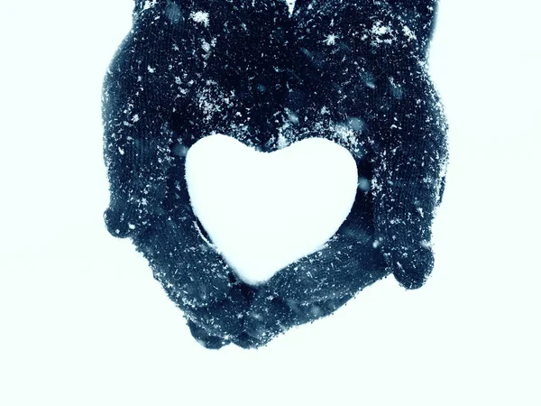 Sněhové Rukavice Sněhem Tvaru Srdce Romantický Valentýnský Koncept — Stock fotografie