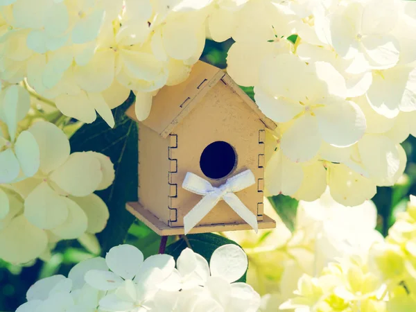 Casa Juguete Madera Las Flores Hortensias Blancas Sobre Fondo Verde —  Fotos de Stock