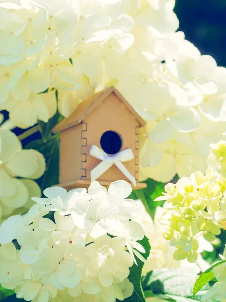 Casa Juguete Madera Las Flores Hortensias Blancas Sobre Fondo Verde — Foto de Stock