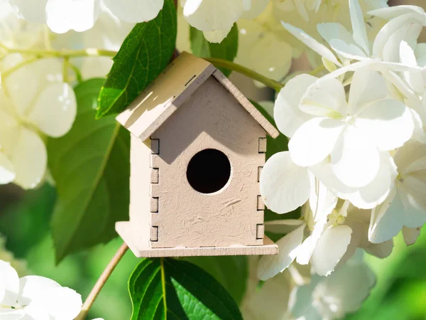 Houten Speelgoedhuisje Witte Hortensia Bloemen Tegen Groene Achtergrond Lente Seizoen — Stockfoto