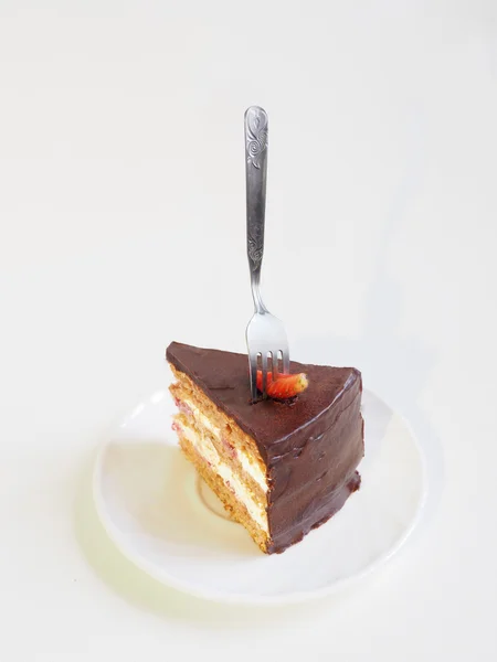 Bolo de chocolate em camadas com fatia de morango — Fotografia de Stock