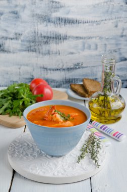 Bouillabaisse domates, karides ve taze balık, geleneksel balık çorbası, Fransa ile görmek