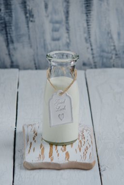Şişe süt beyaz ahşap masa arka plan üzerinde 