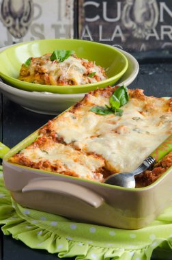 Klasik İtalyan lazanya bolognese sosu ve beşamel ile yakından görmek