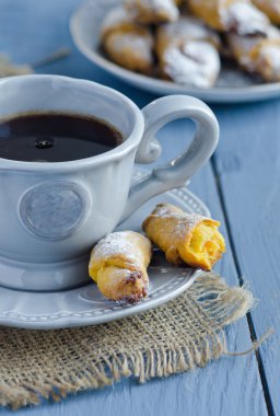 havuç turuncu reçel ve bir fincan kahve ile taze simit yakından görmek