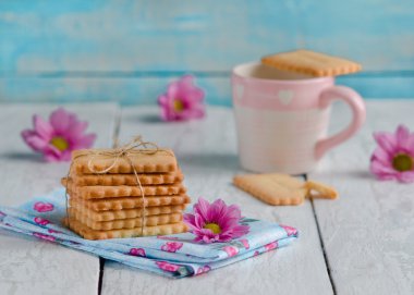 Ev yapımı kurabiye kurabiye ve pembe çiçekler yakından görmek ahşap arka plan üzerinde