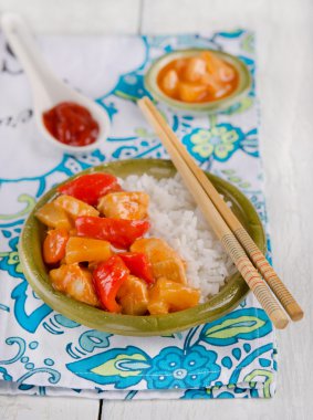 ananas tavuk ahşap arka plan üzerinde görmek